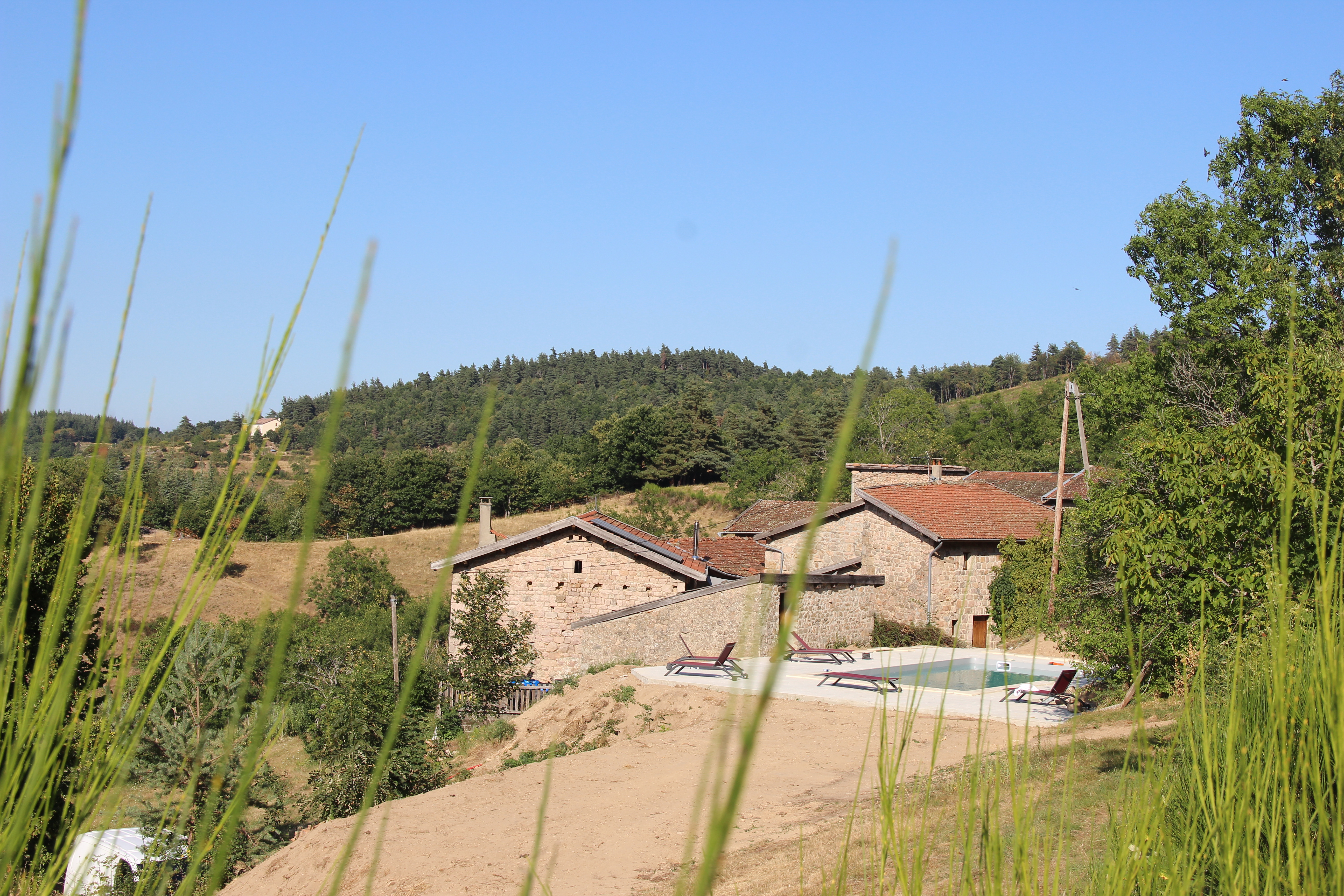 Paysage représentatif de la région d\'Ardèche. Contactez-nous pour planifier votre séjour et explorer cette magnifique destination.