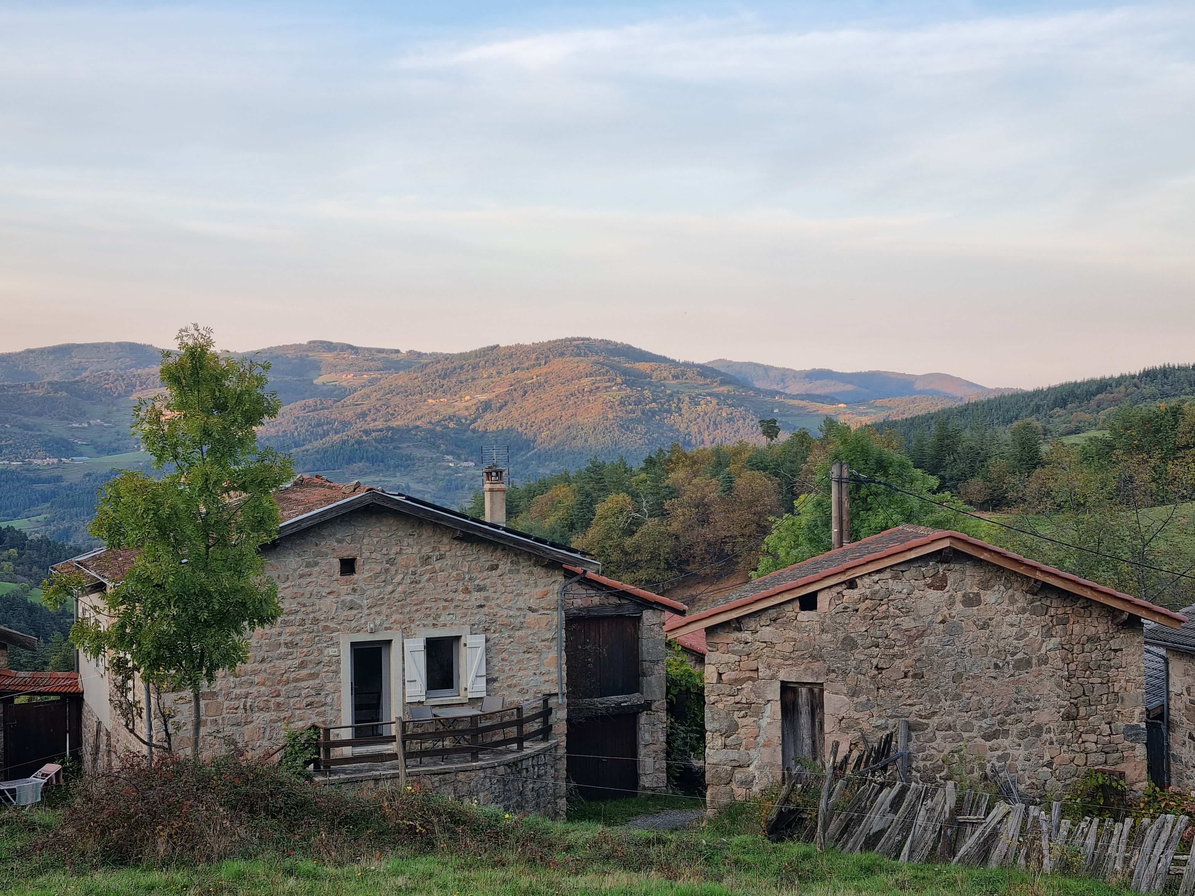 Vue du logement DRYADES. Découvrez un hébergement unique au cœur de l'Ardèche, offrant confort et charme naturel.